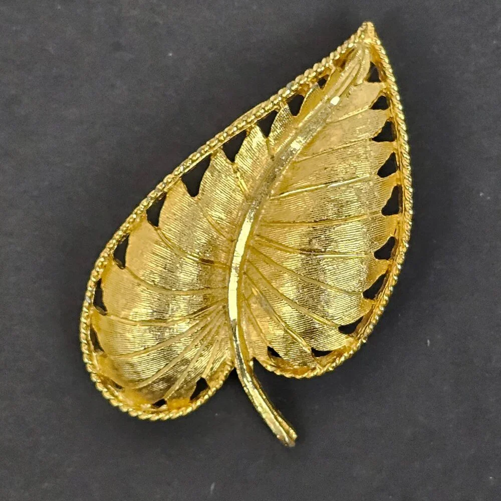 BSK Vintage Brooch Pin‎ Gold Tone Metal Leaf Textured Cutout Open Work Rope